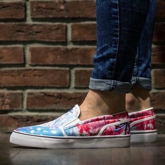 NIKE Cherry Blossom Toki Slip-On Sneakers - Picture 2 of 12